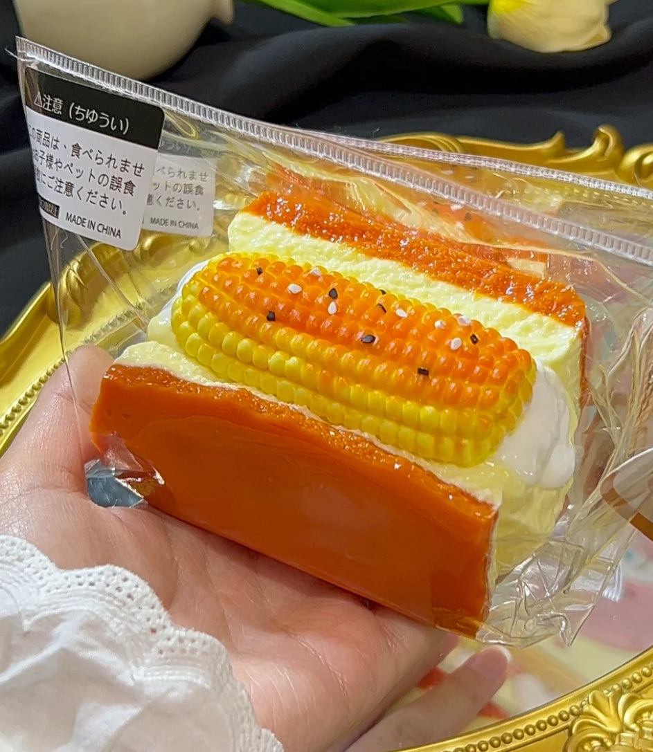 숯불에 구운 계란 노른자 두 개 샌드위치 루이루이 말랑말랑한 장난감